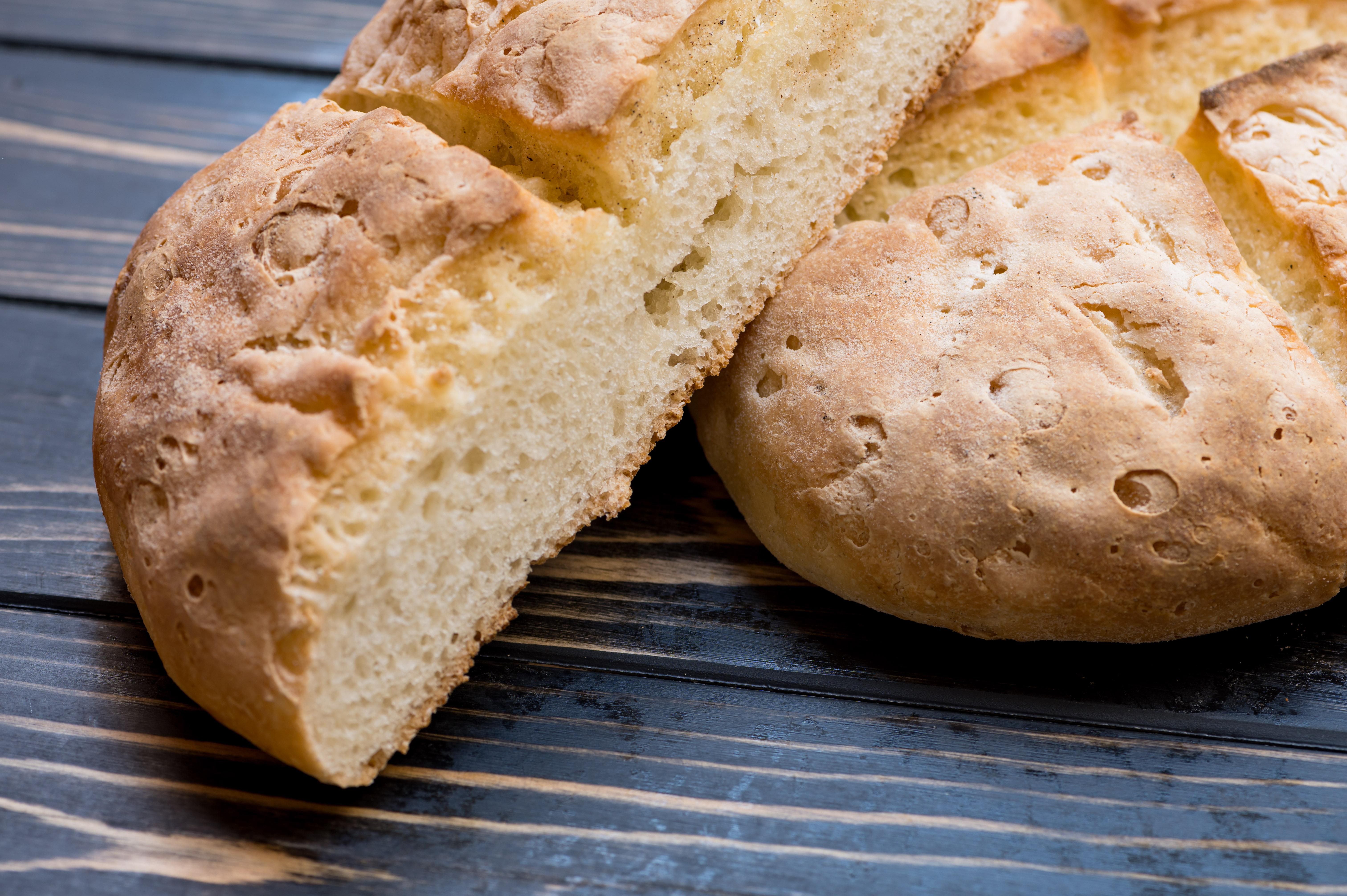 Nahaufnahme von aufgeschnittenem glutenfreiem Brot mit luftiger Krume