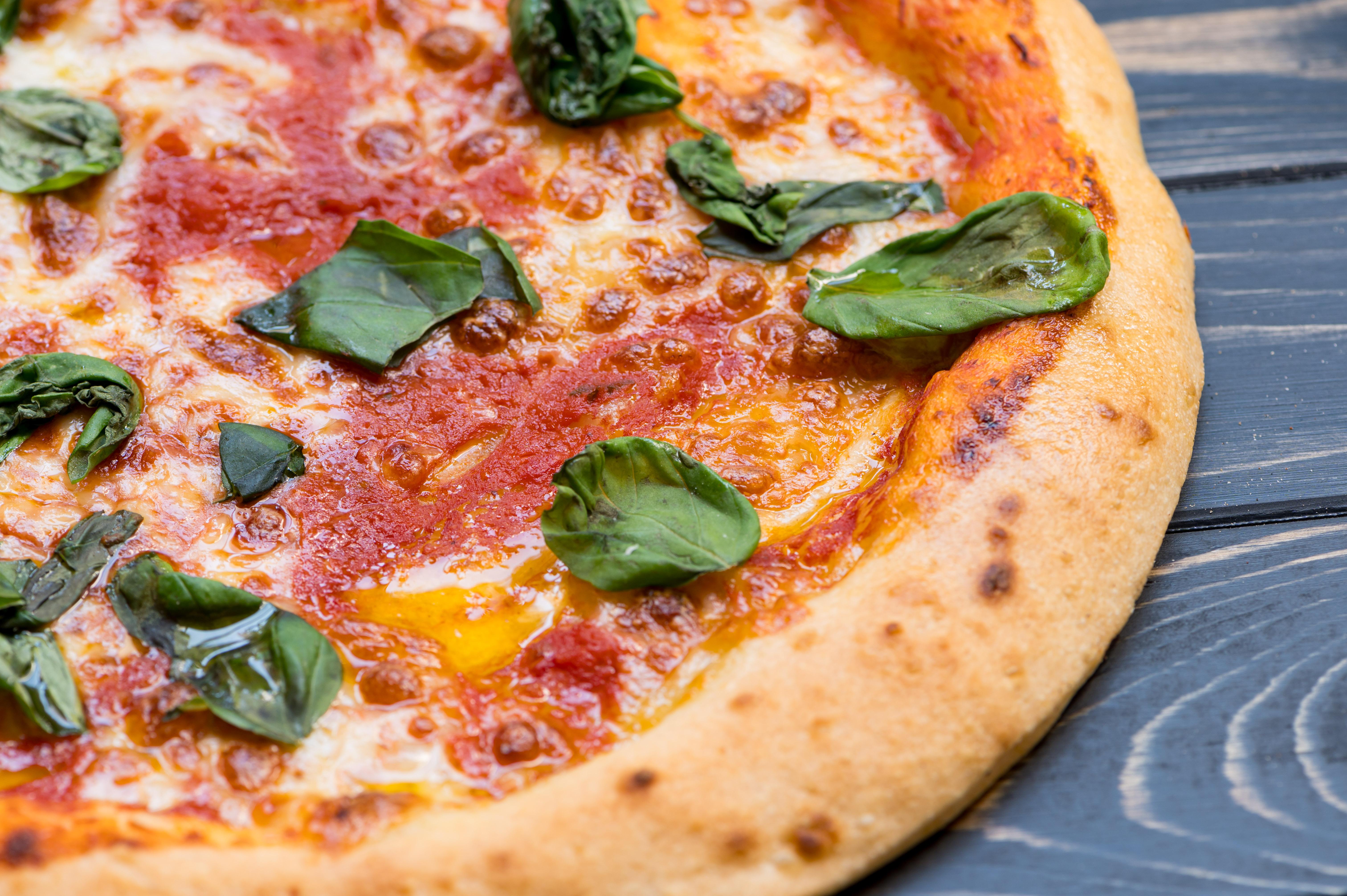 Nahaufnahme einer glutenfreien Pizza Margherita